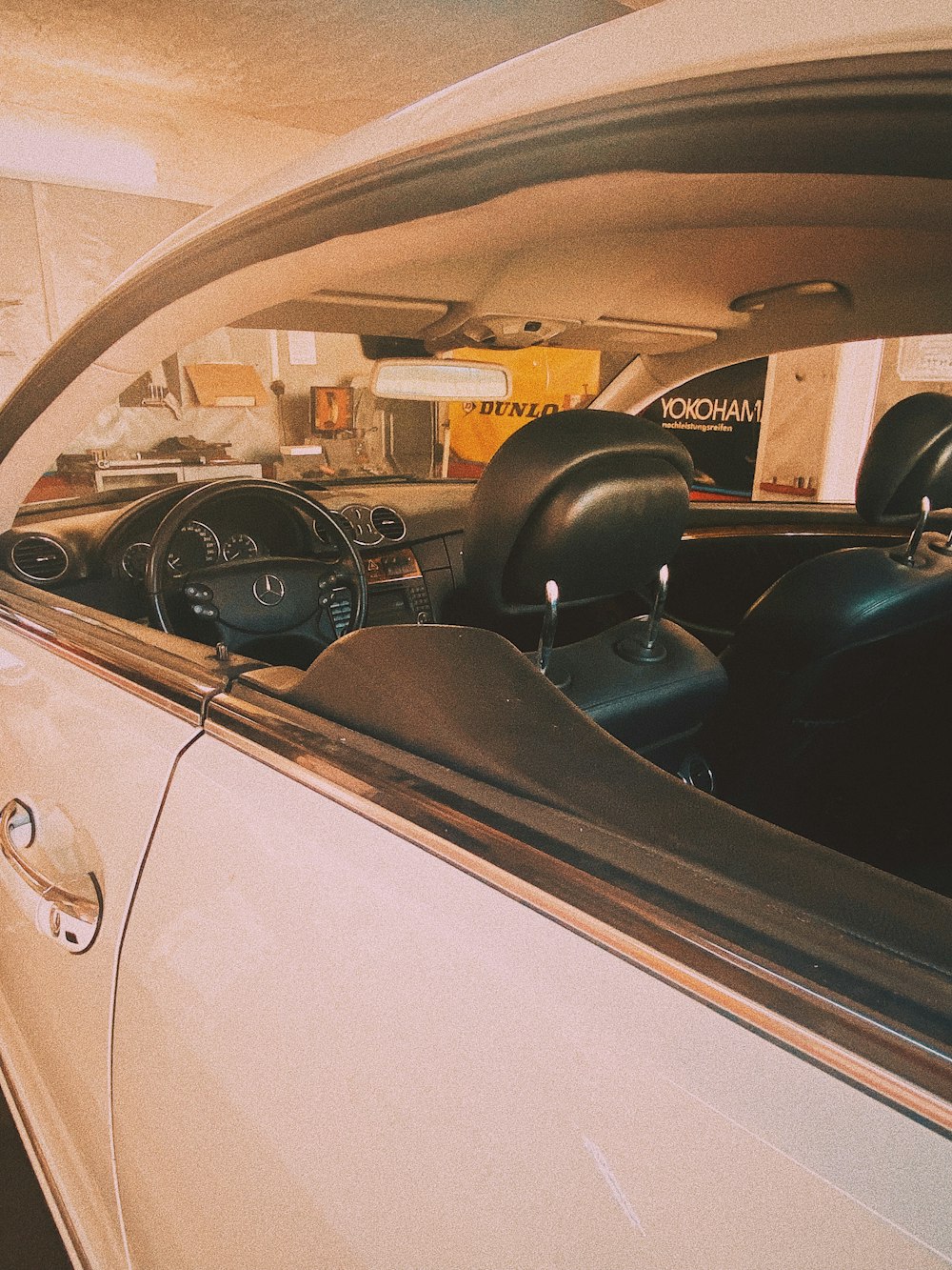 o interior de um carro com a porta aberta