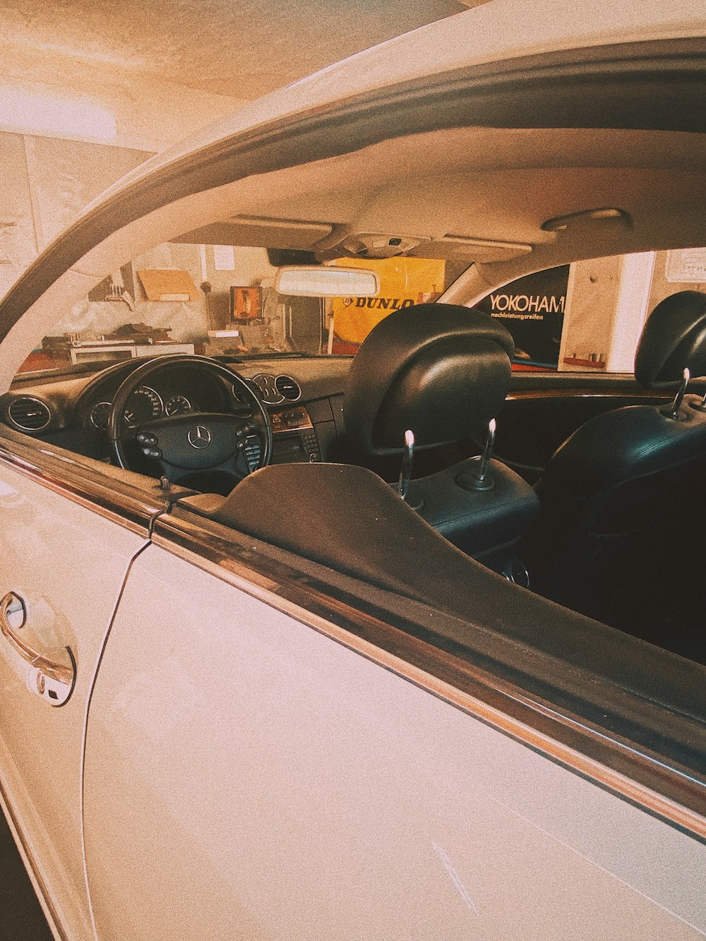 el interior de un coche con la puerta abierta