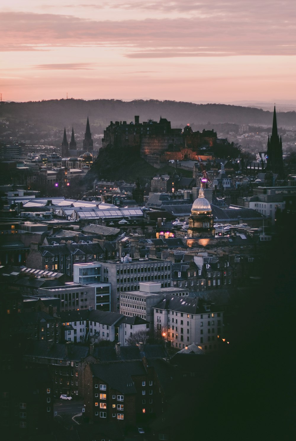 Una vista de una ciudad al atardecer desde una colina