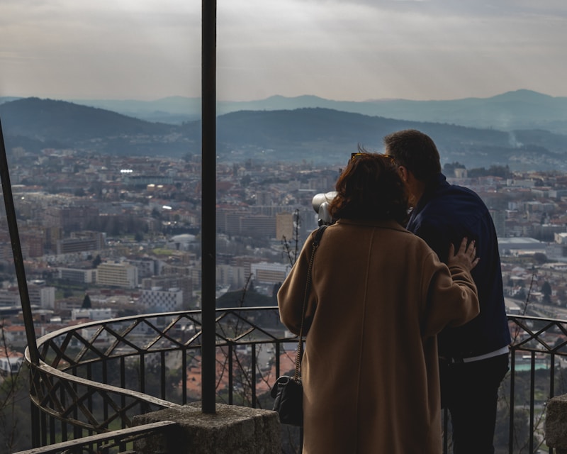 Pareja en lo alto de la colina