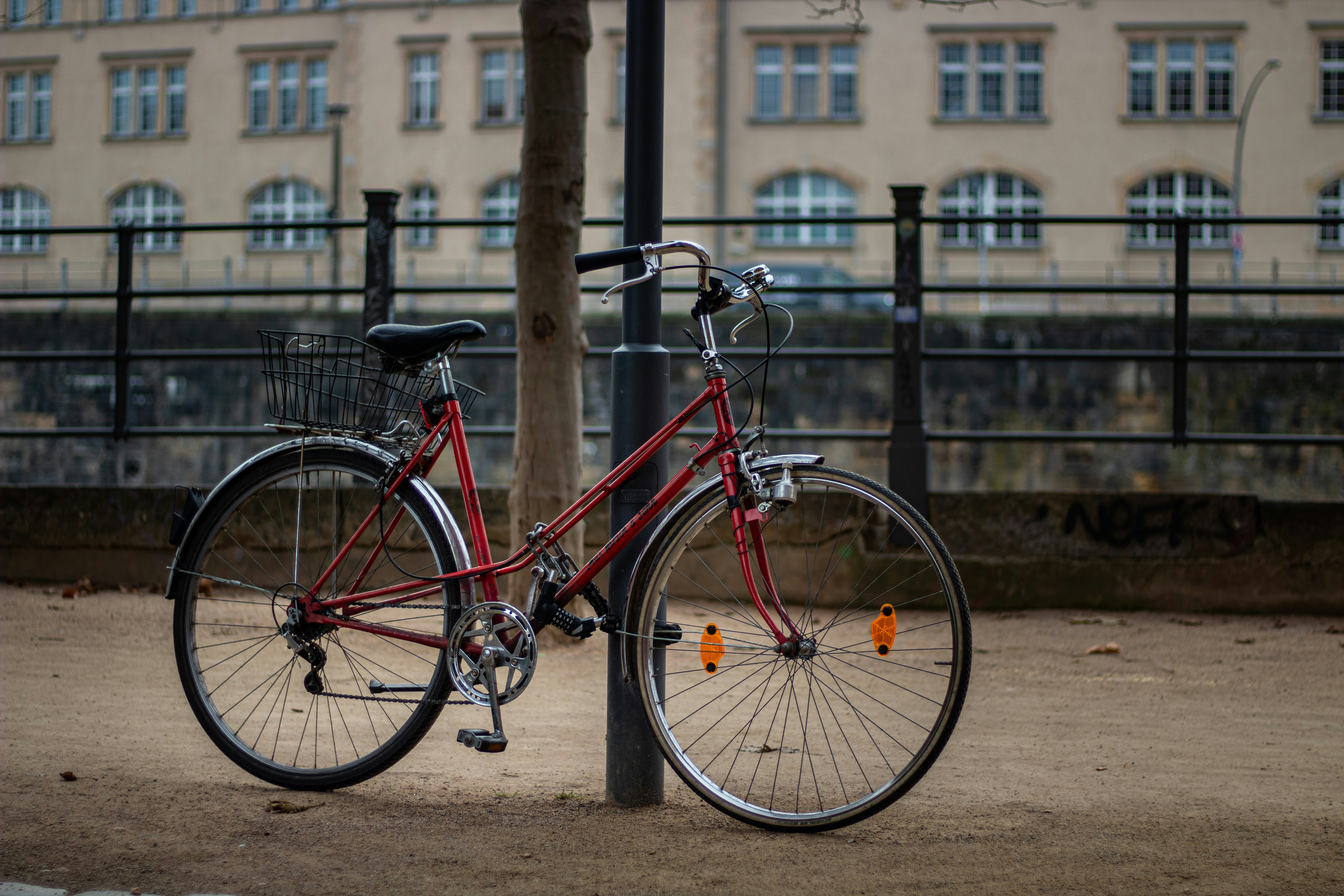 Photo 1650538231053 1db3b0da0968?crop=entropy&cs=tinysrgb&fit=max&fm=jpg&ixid=M3w1MjQ0NjR8MHwxfHNlYXJjaHwxN3x8YmljeWNsZSUyMHJlbnRhbCUyMEJlcmxpbnxlbnwwfDB8fHwxNzcxMjM5NjQwfDA&ixlib=rb 4.1