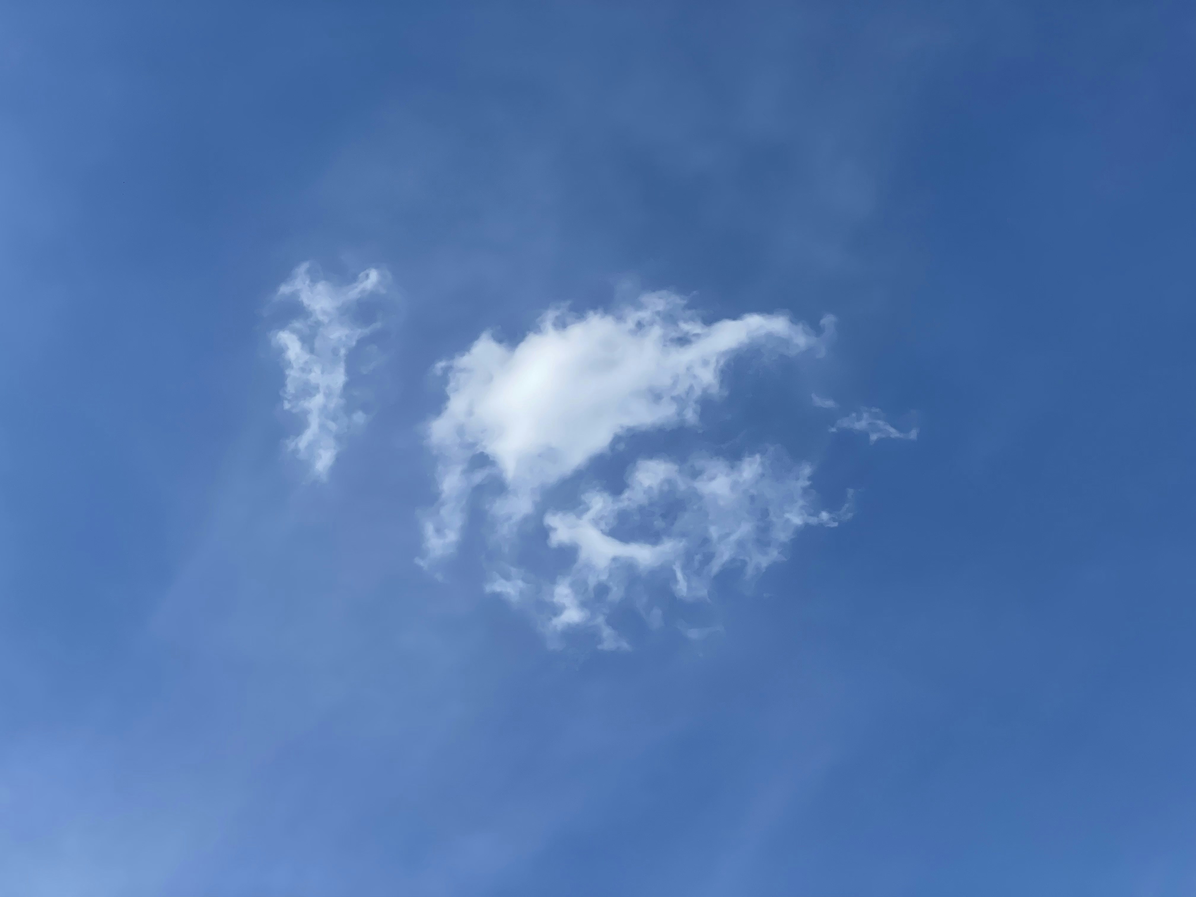 A heart shaped cloud in a blue sky photo – Free Blue Image on Unsplash