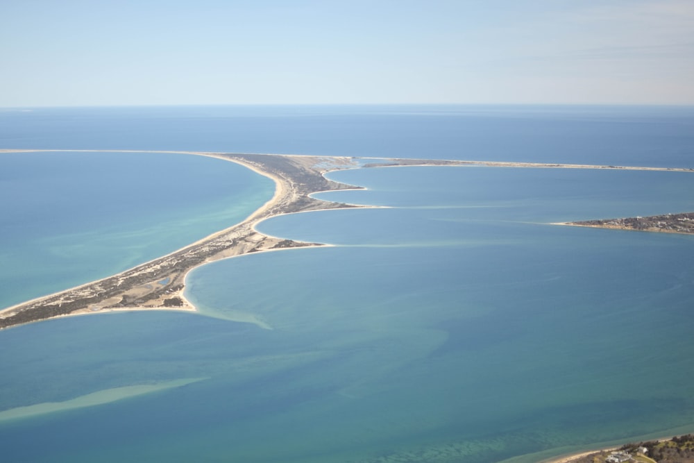 una gran masa de agua con un camino que la atraviesa