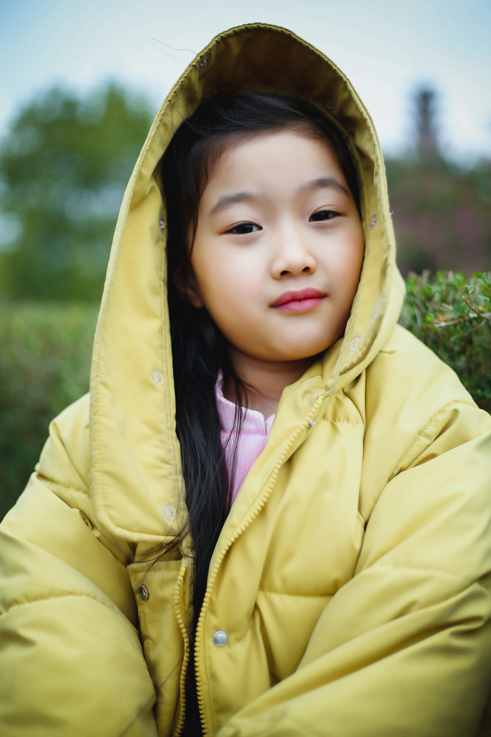 노란 재킷과 분홍색 셔츠를 입은 어린 소녀 사진 – Unsplash의 무료 사람의 이미지, image size:3000x4500