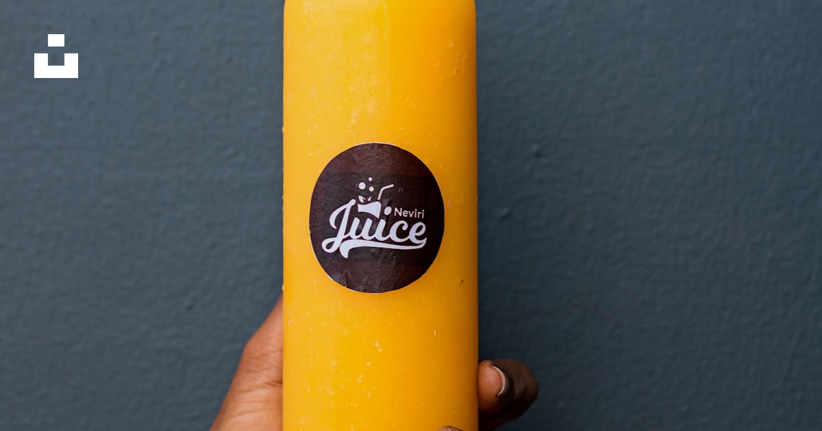 Foto Una Persona Sosteniendo Una Botella De Jugo En La Mano Imagen foto-una-persona-sosteniendo-una-botella-de-jugo-en-la-mano-imagen