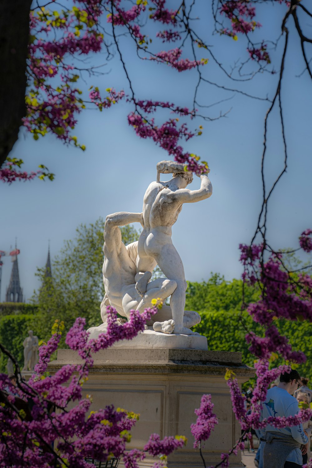 Eine Statue eines Mannes und einer Frau in einem Park