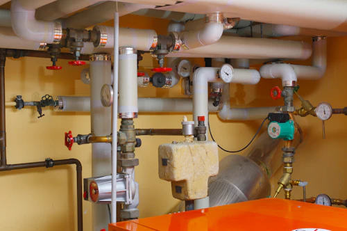 Válvulas y cañerías de una instalación de calefacción