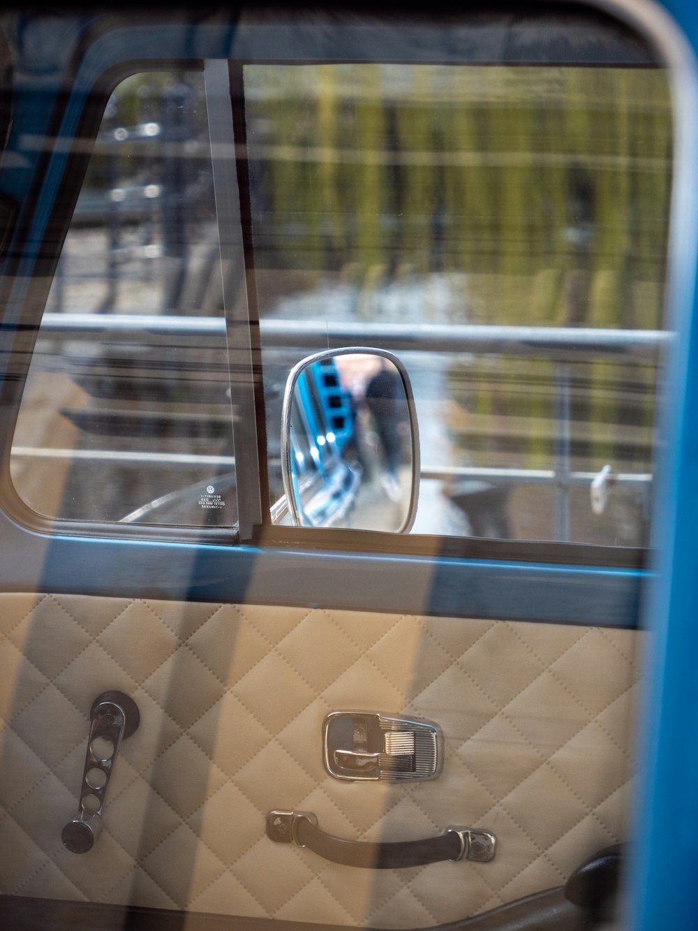 un espejo retrovisor lateral de un automóvil con un reflejo de una persona en él