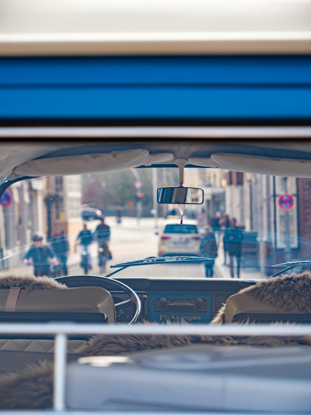 une vue de l’intérieur d’une voiture de personnes marchant dans la rue