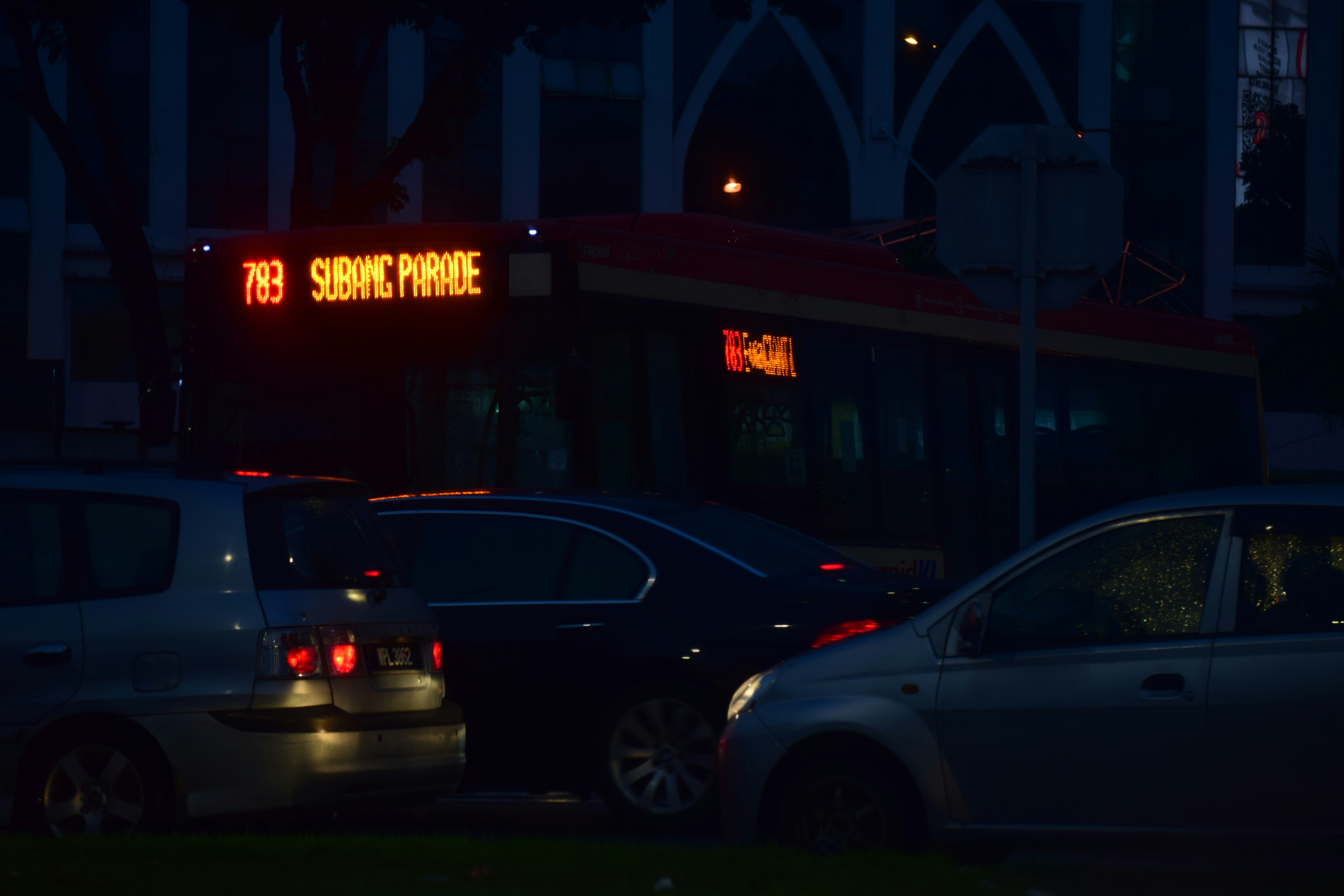 Un par de coches que están sentados en la calle