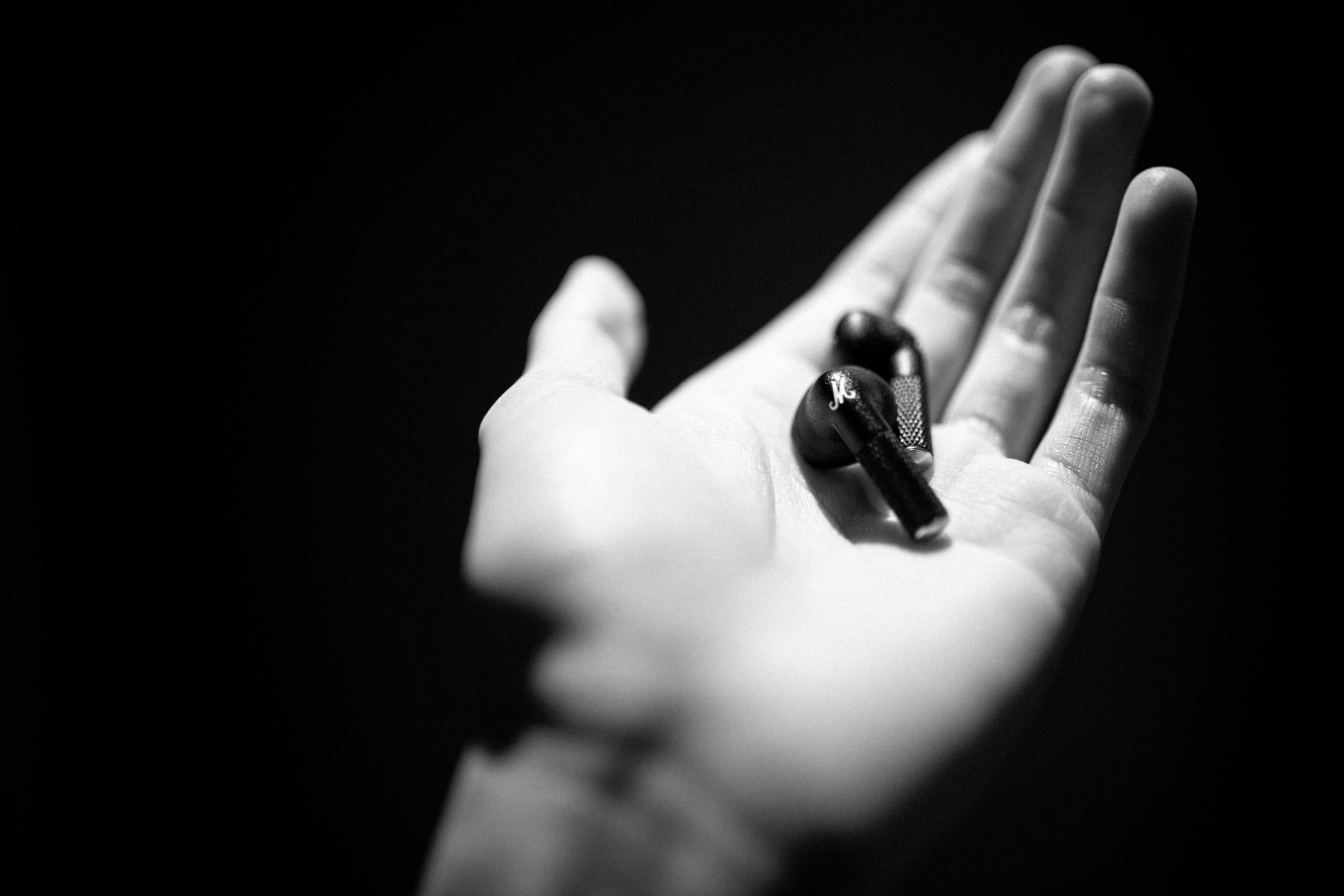 작은 물건을 들고 있는 사람의 손의 흑백 사진 사진 – Unsplash의 무료 사람의 이미지, image size:3000x2000