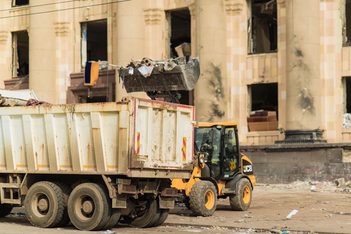 Camion benne rempli de gravats — évacuation après démolition, chantier Vaucluse (84)
