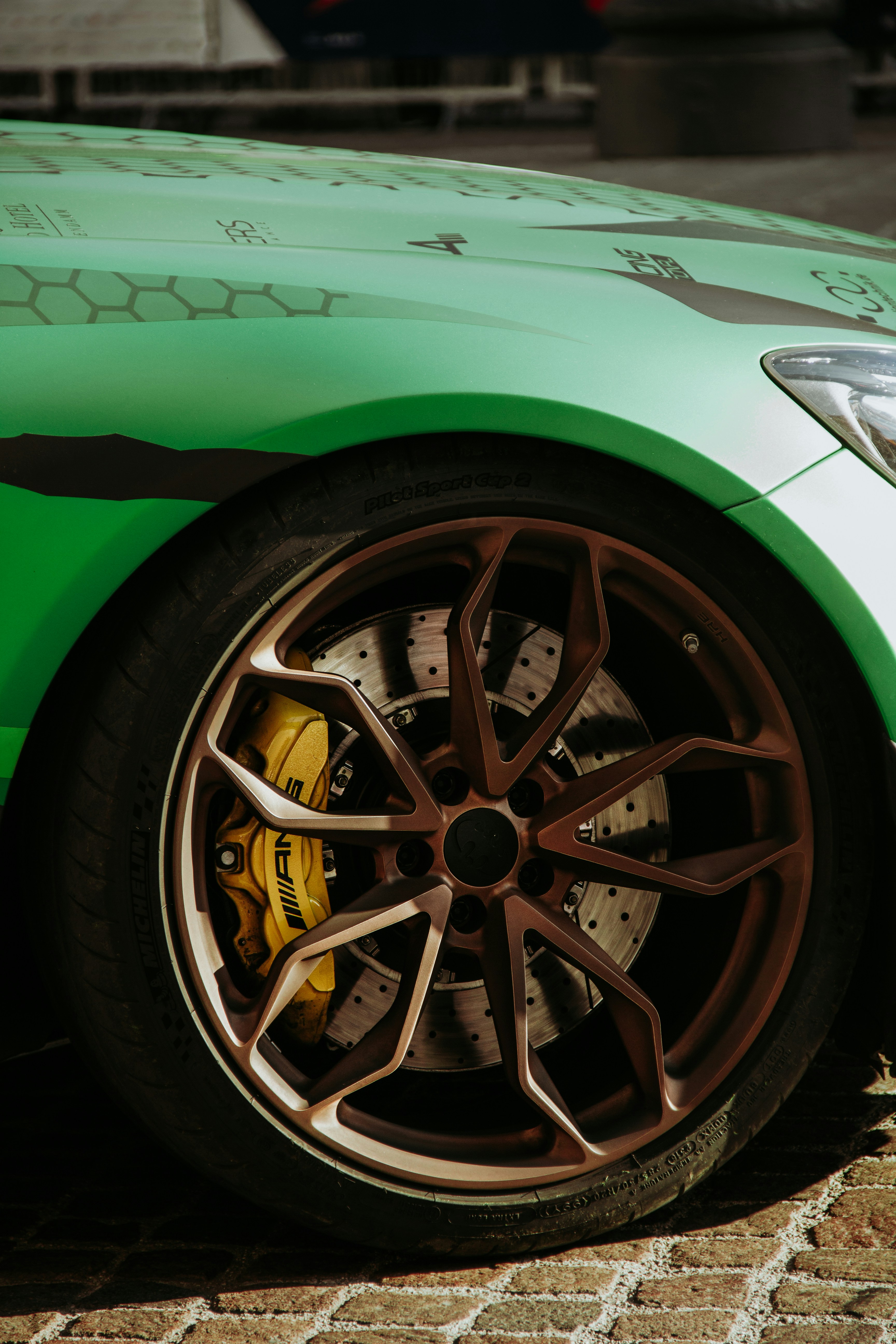 um carro esportivo verde estacionado na beira da estrada