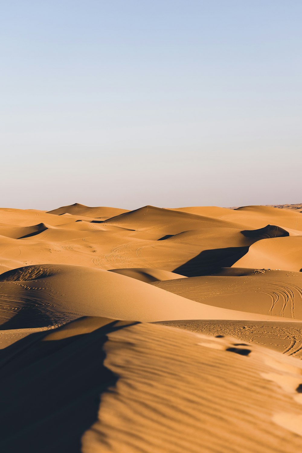 Un groupe de dunes de sable dans le désert