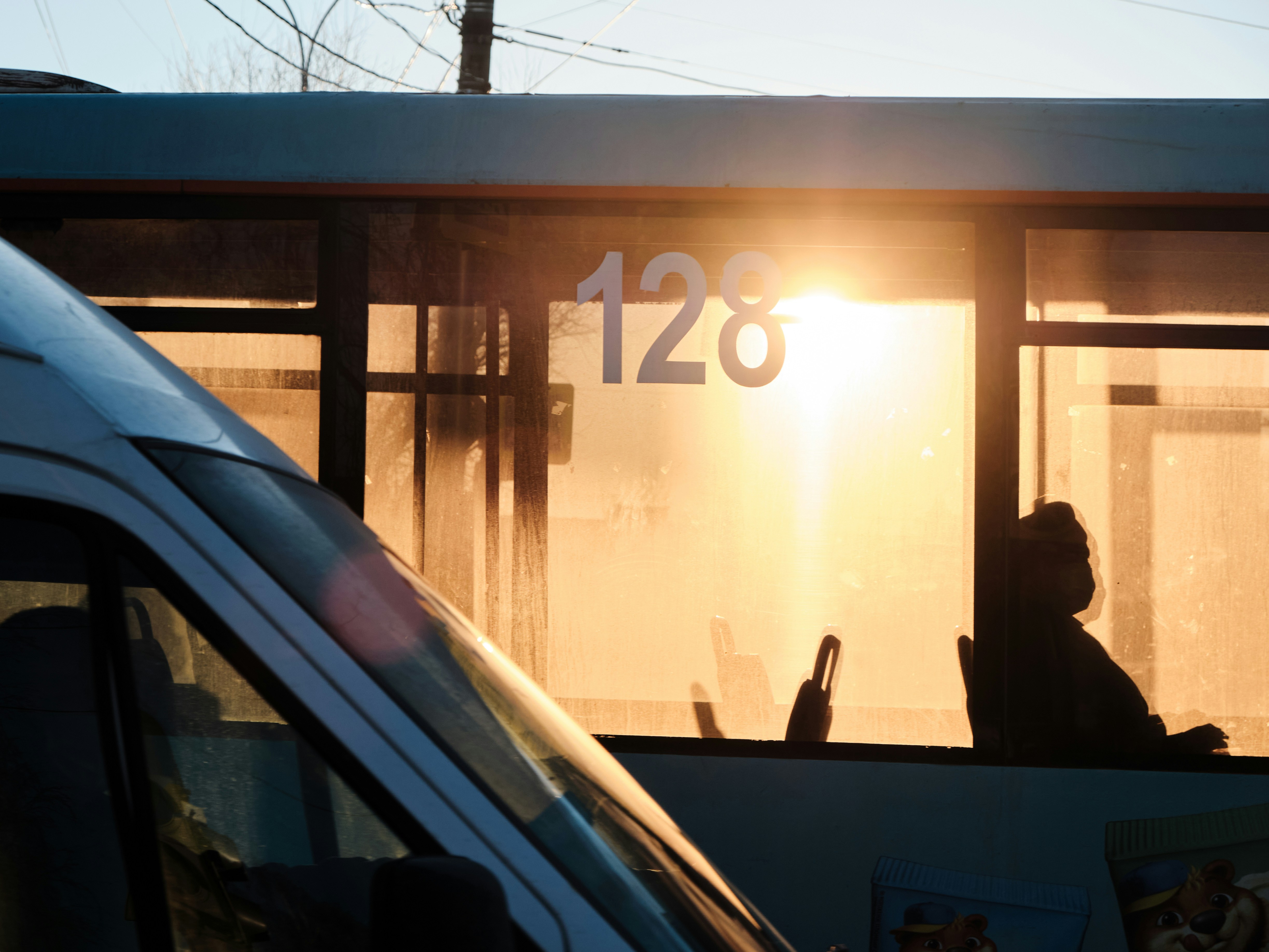 o sol está brilhando através da janela de um ônibus