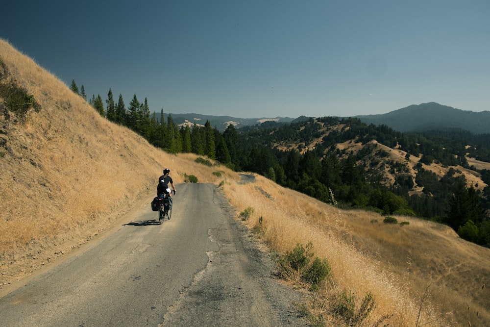 Un hombre conduciendo una motocicleta por un camino de tierra