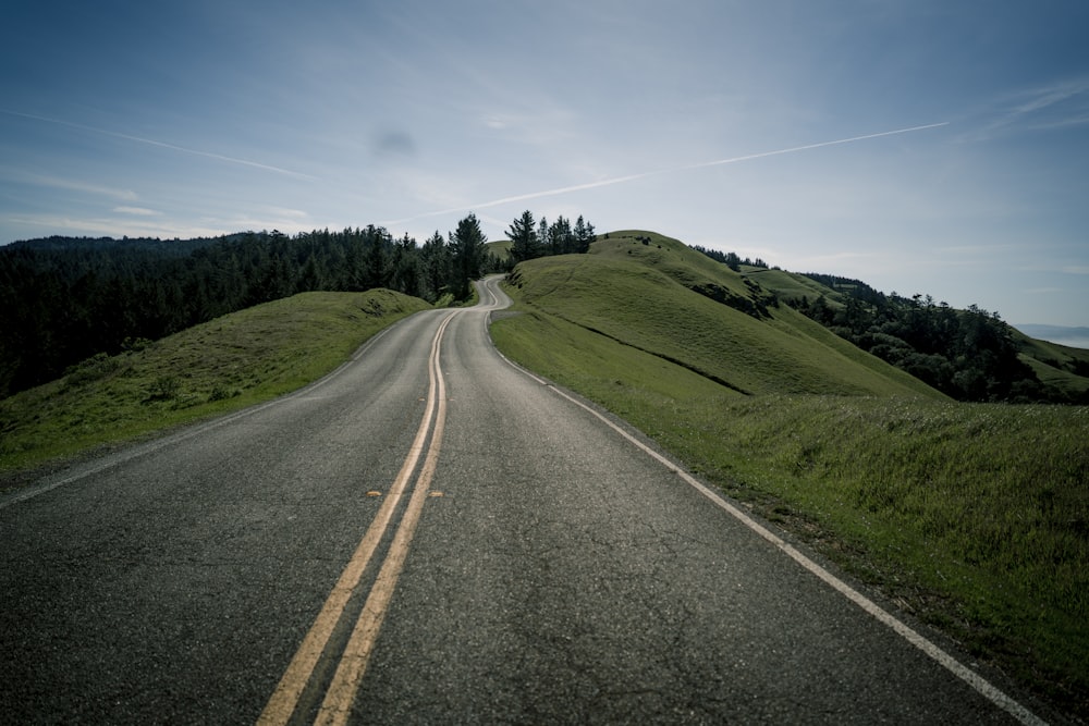uma estrada descendo o lado de uma colina