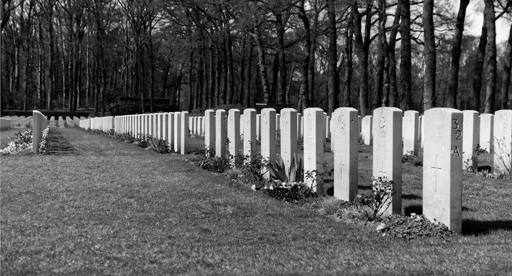 uma foto em preto e branco de um cemitério