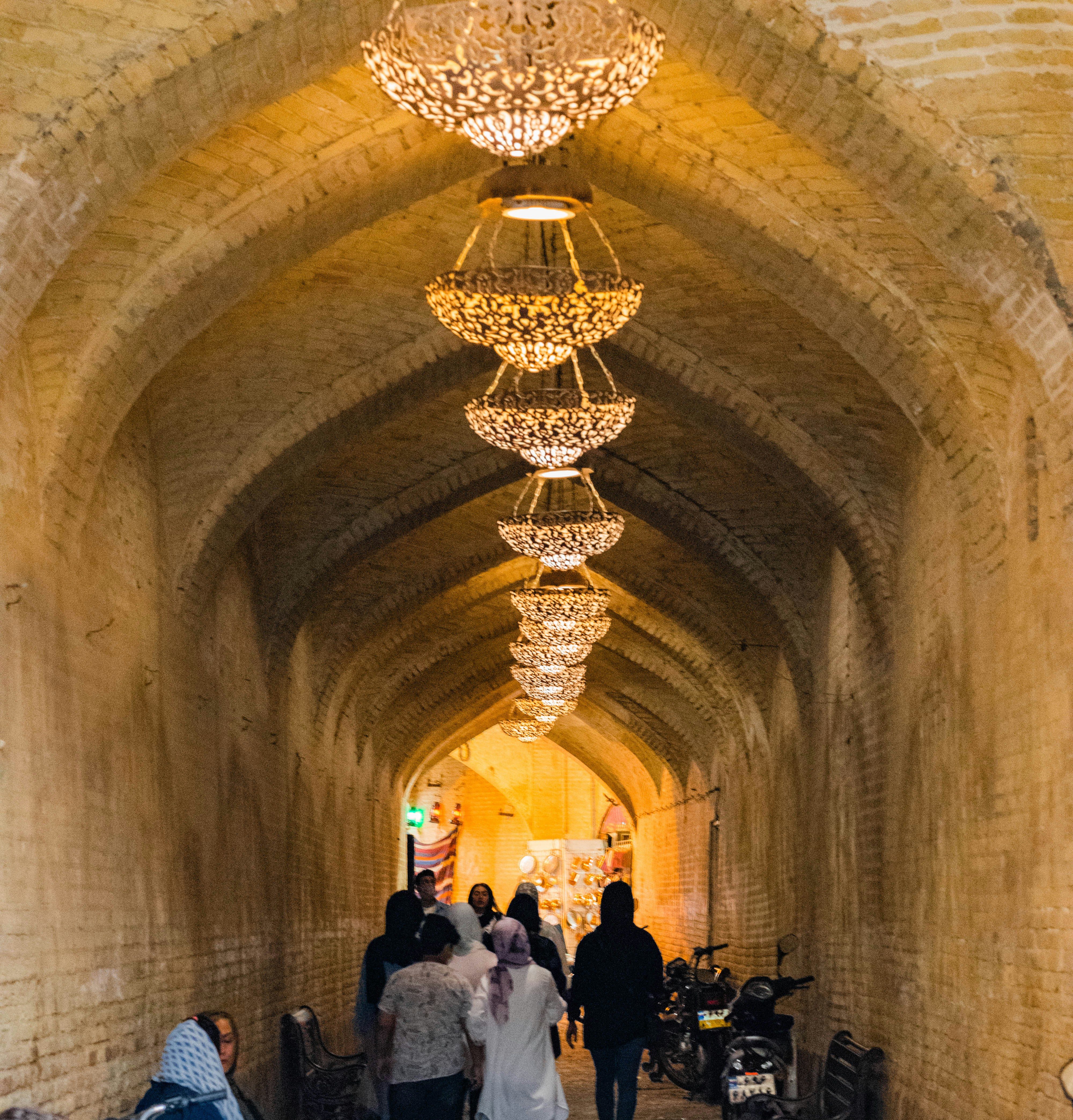 Un grupo de personas caminando por un largo pasillo