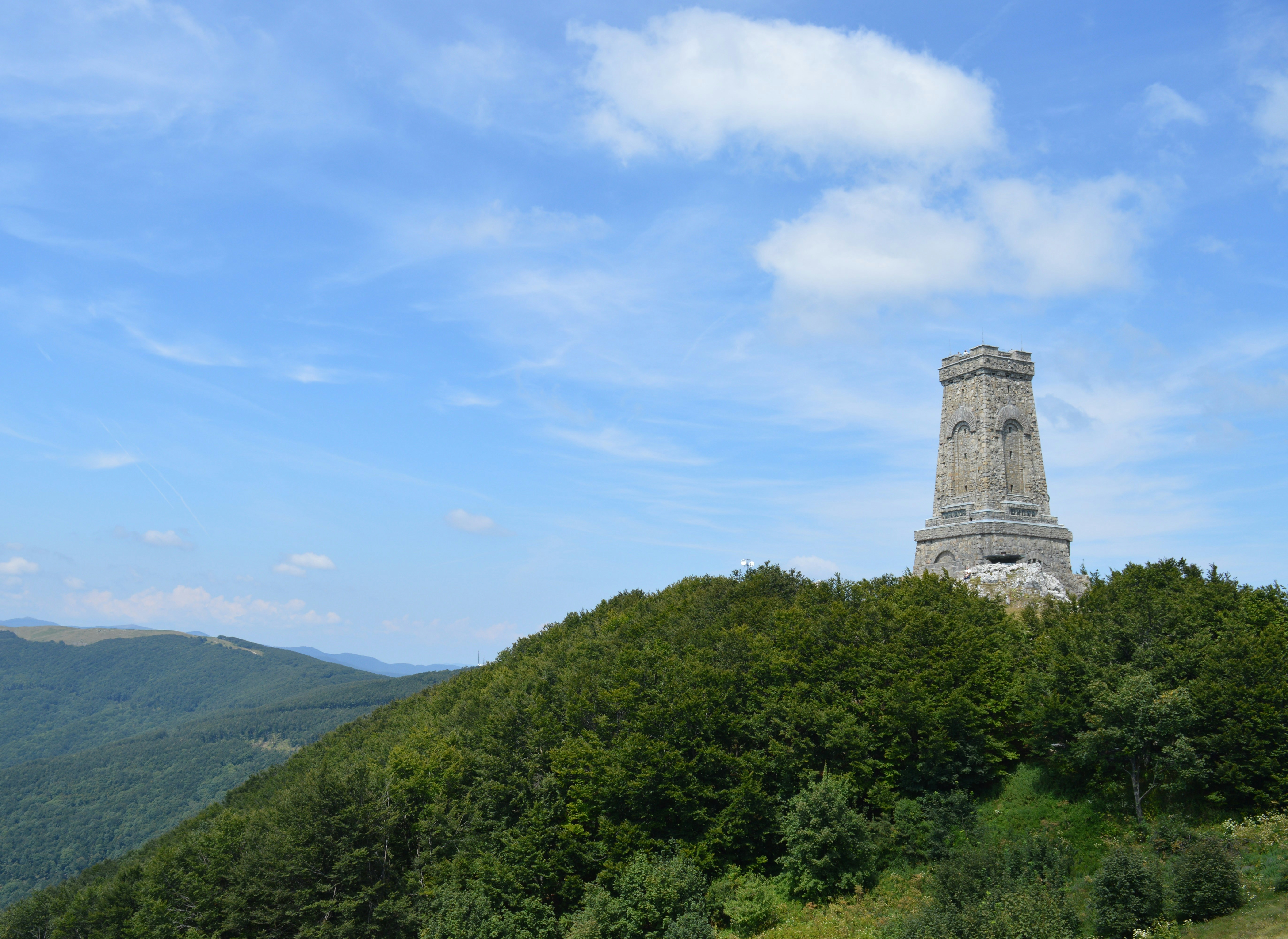 une haute tour située au sommet d’une colline verdoyante