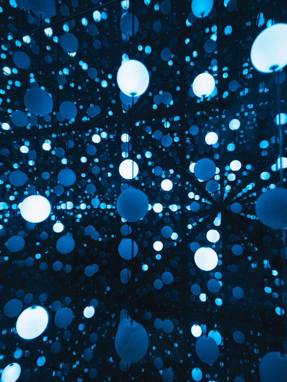 uma sala cheia de muitas luzes azuis