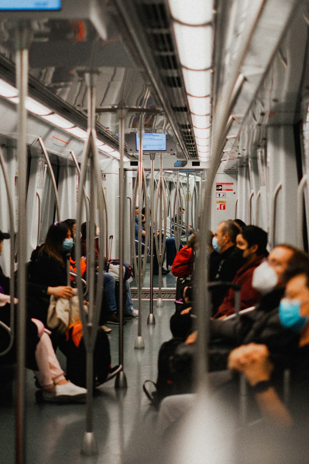 Un gruppo di persone sedute su un treno della metropolitana