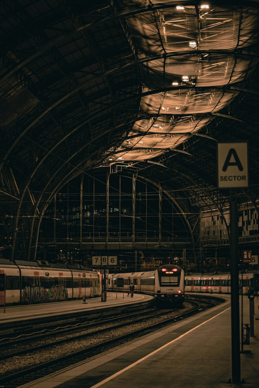 una stazione ferroviaria con treni
