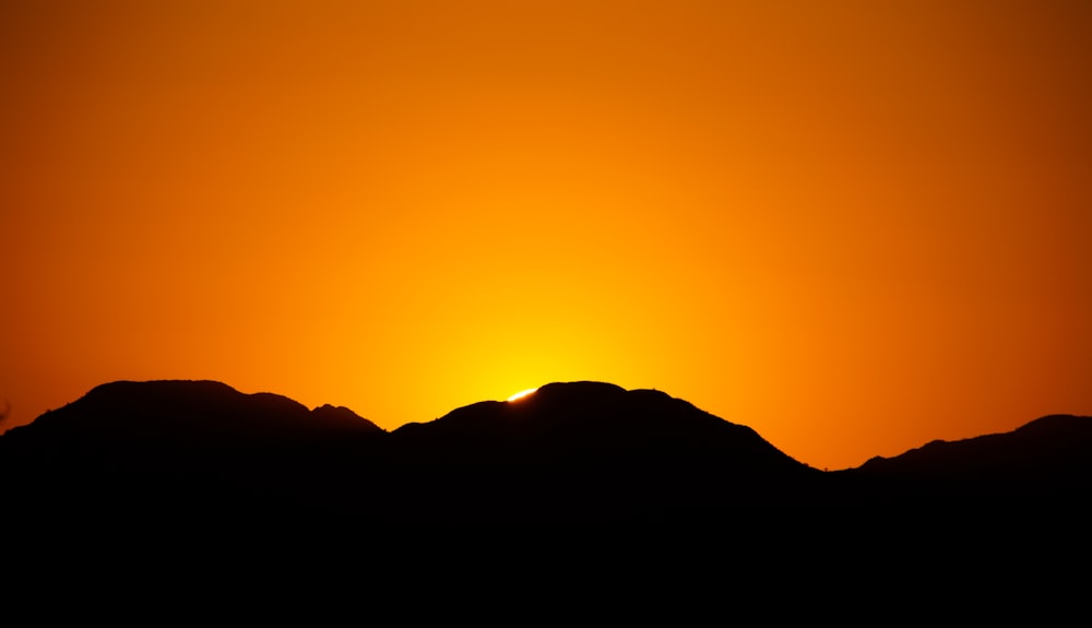 Un tramonto su una montagna