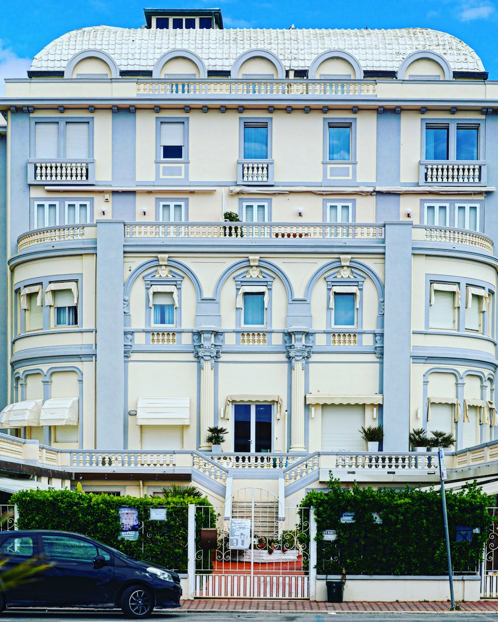 a large building with many windows