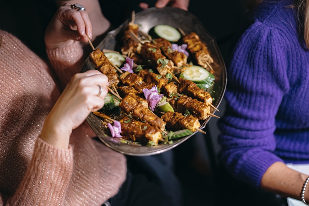 una mujer comiendo un plato de comida