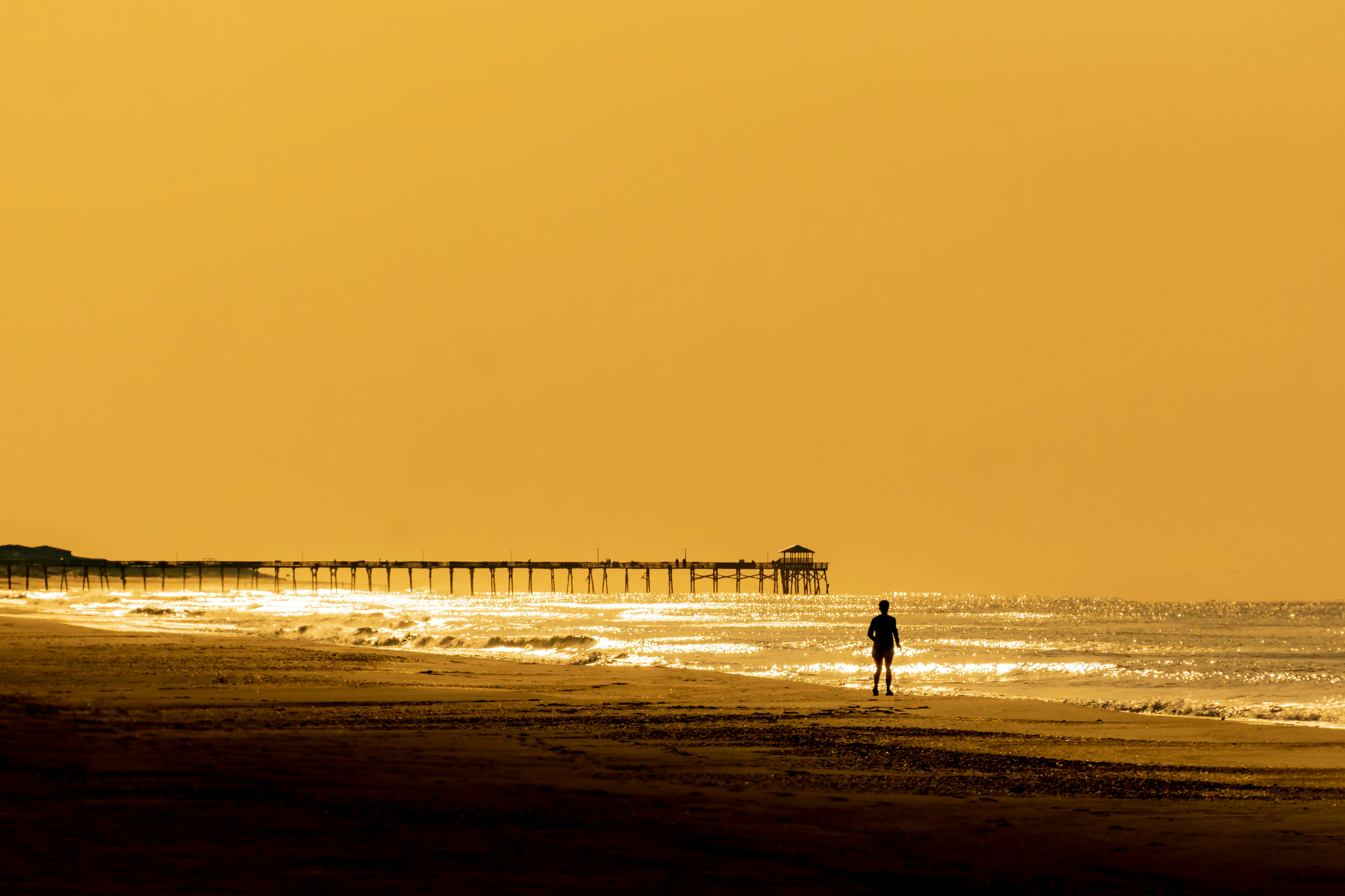 une personne debout sur une plage