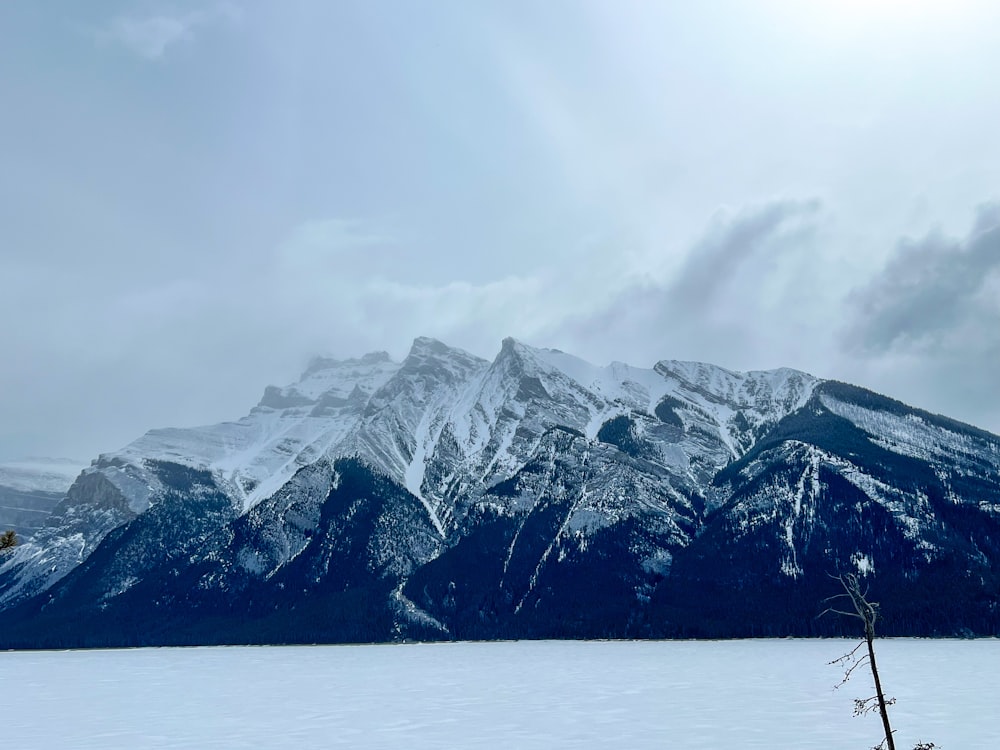 a snowy mountain range