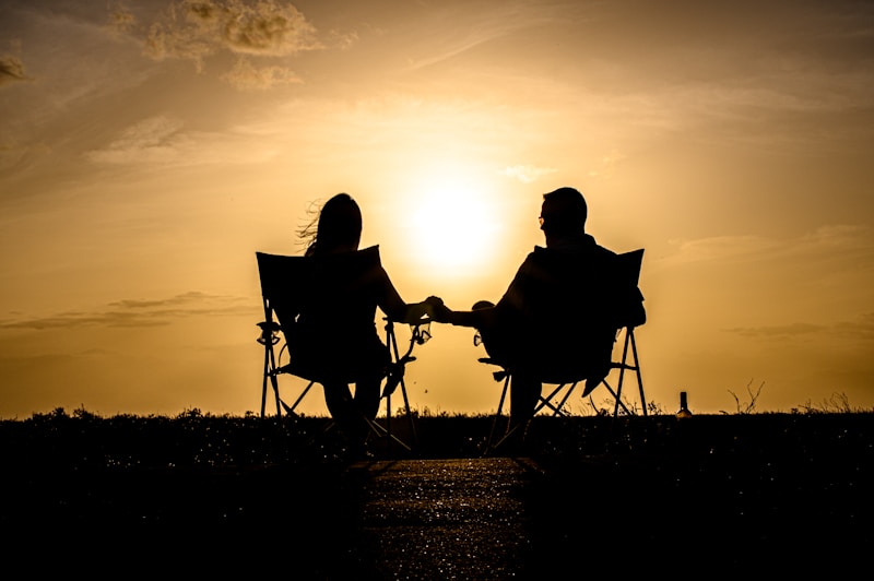 Pareja al atardecer romántico