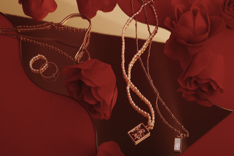 Luxury necklaces with roses