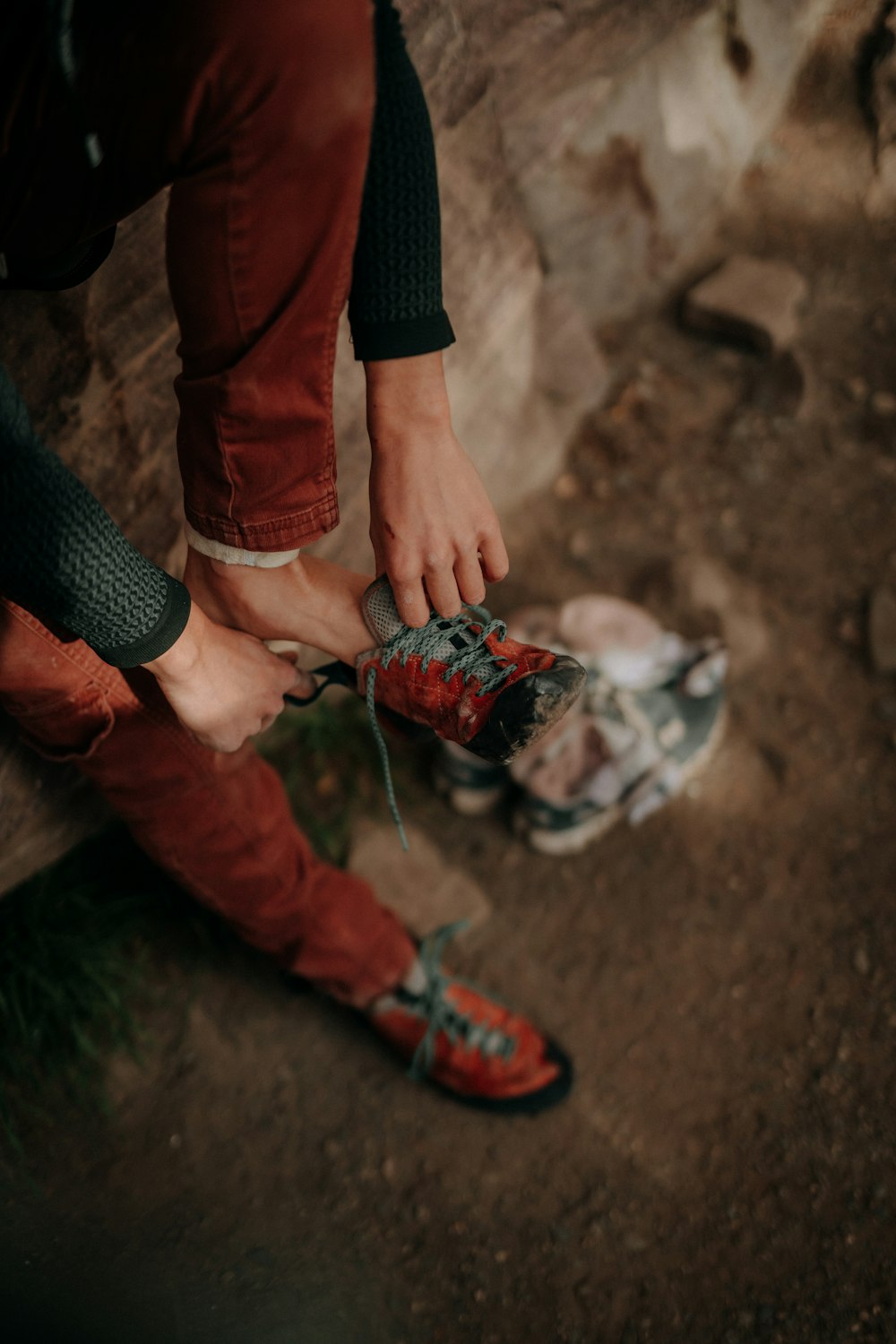 a man tying a shoe