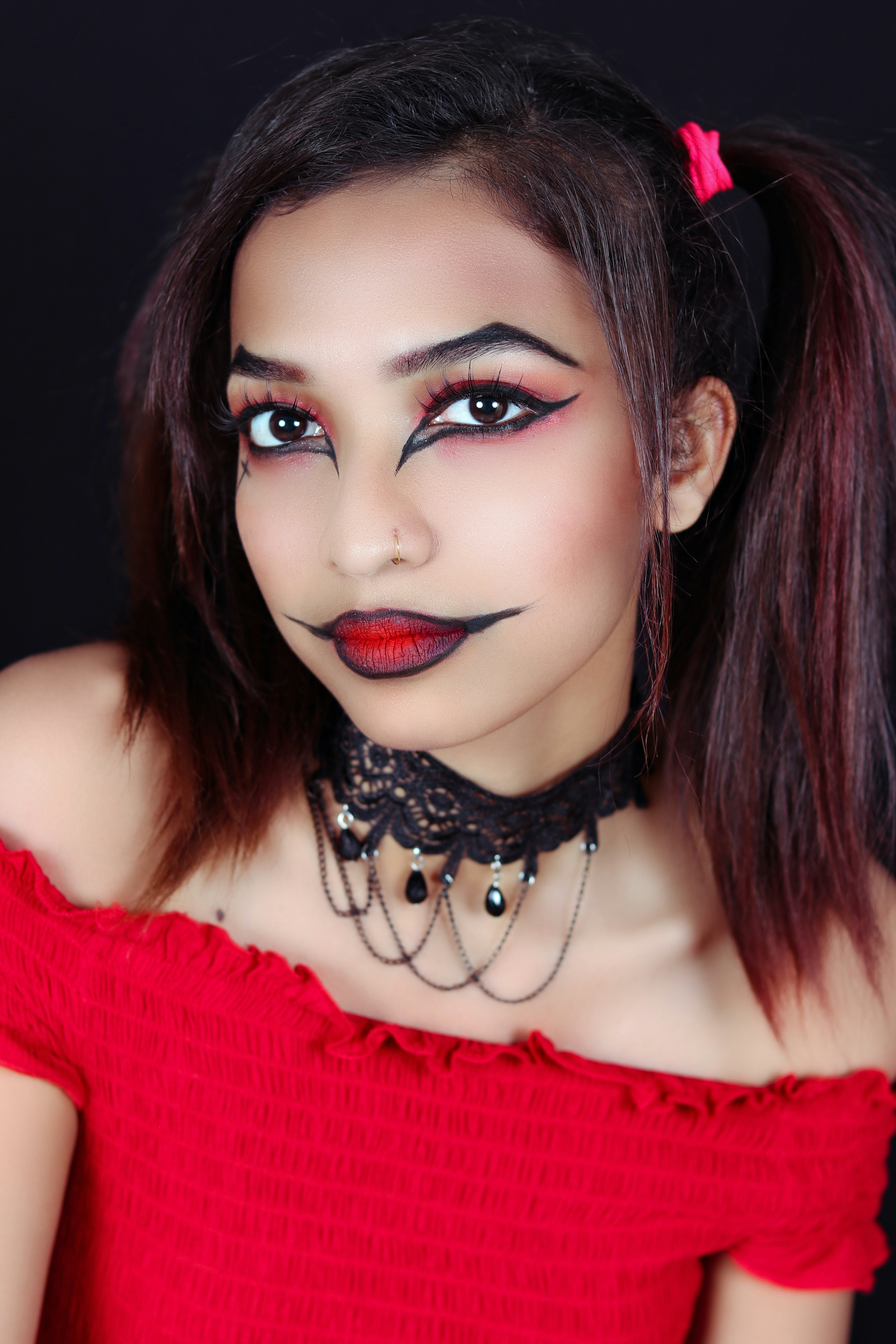 seorang wanita dengan lipstik merah dan gaun merah