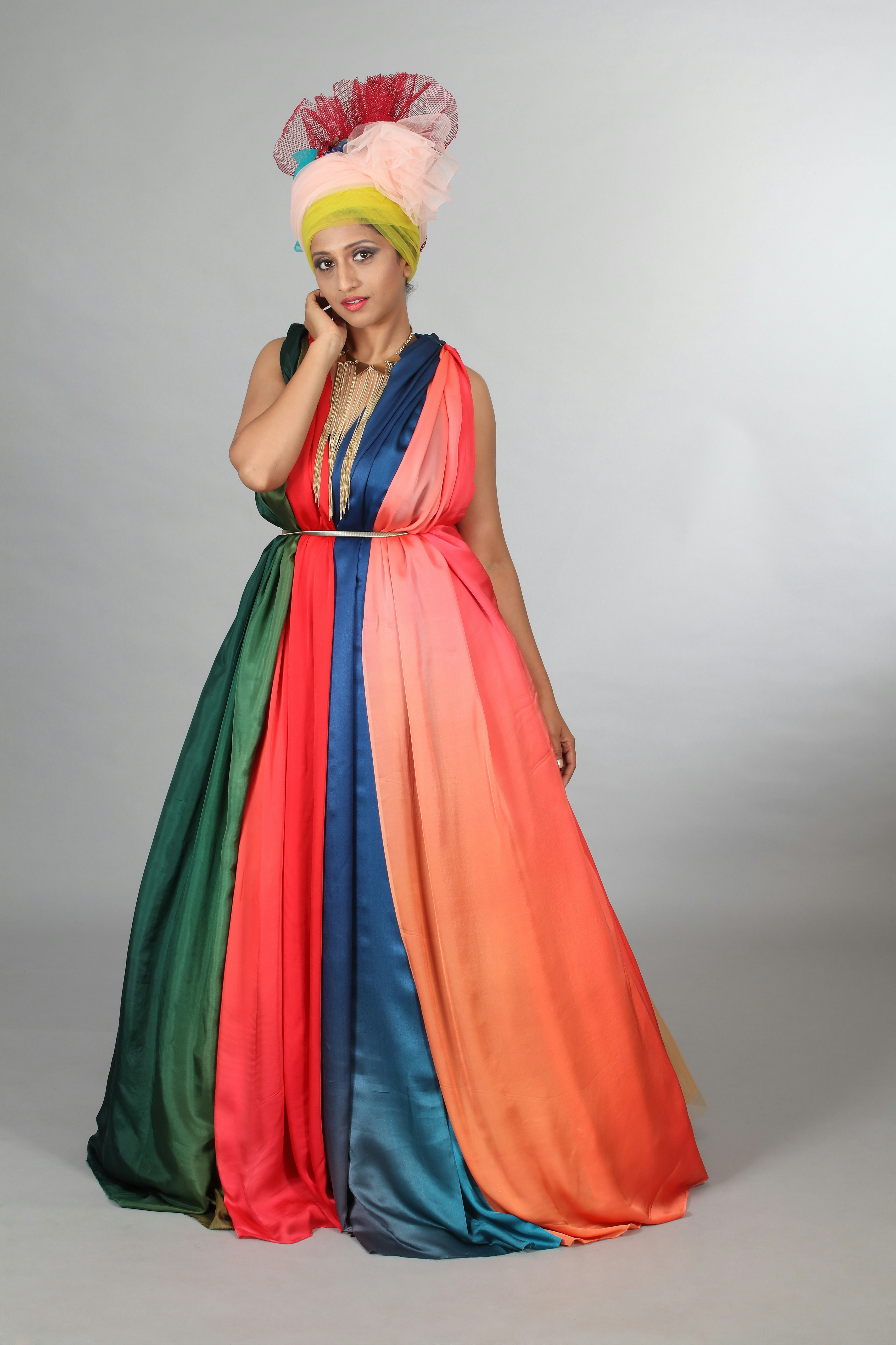 seorang wanita dengan gaun warna-warni