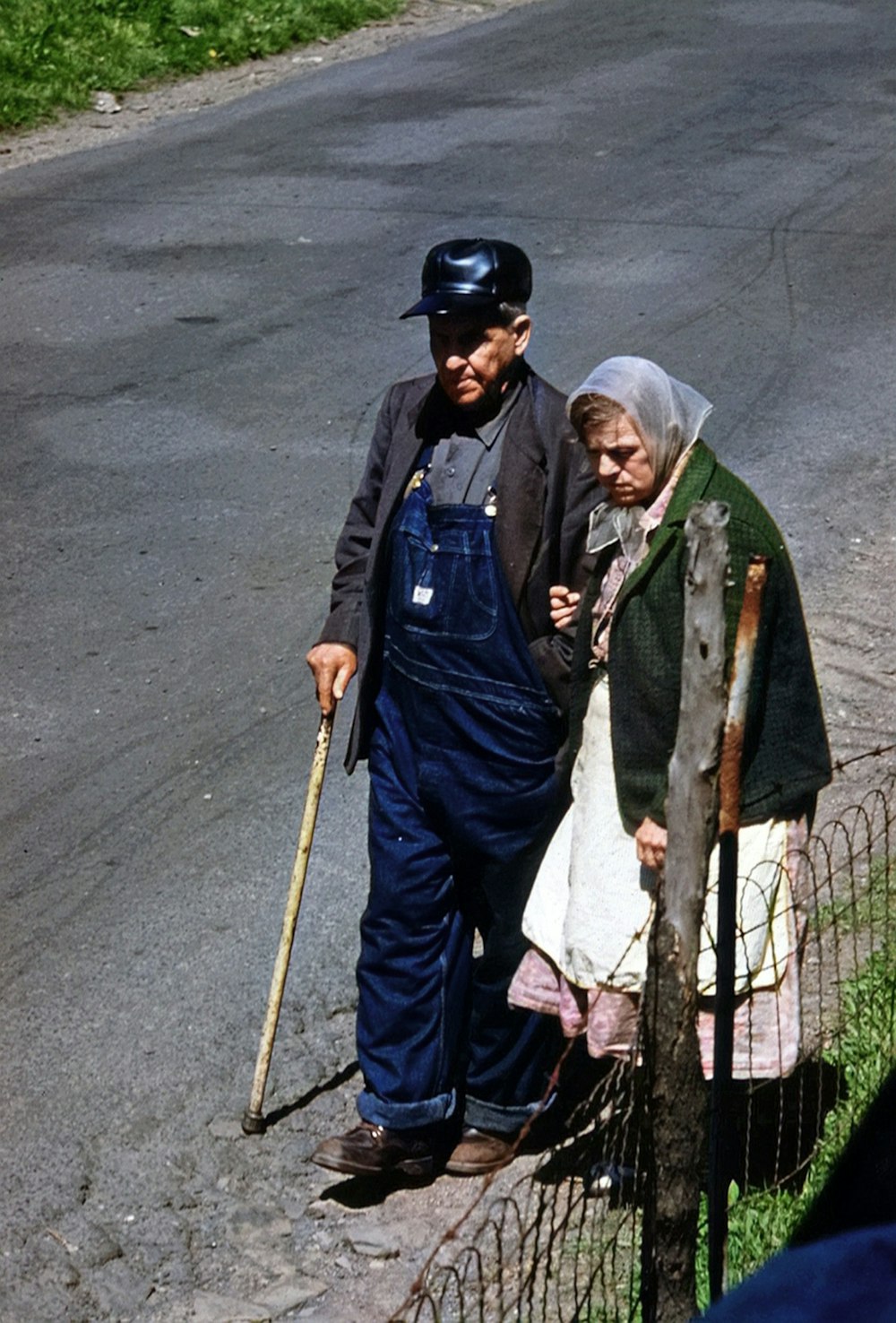 Un hombre y una mujer sosteniendo una caña de pescar