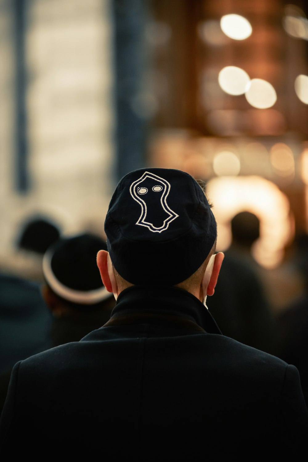 Un uomo che indossa un cappello