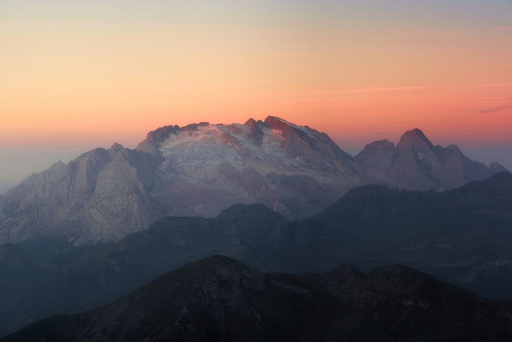 Una cadena montañosa con una puesta de sol