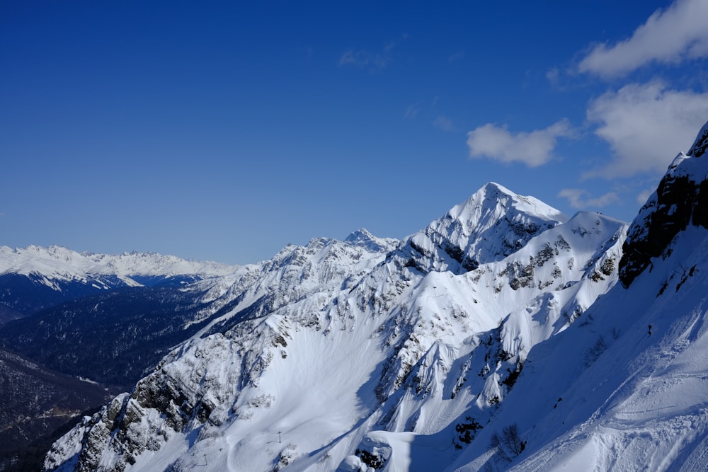 Une chaîne de montagnes enneigée