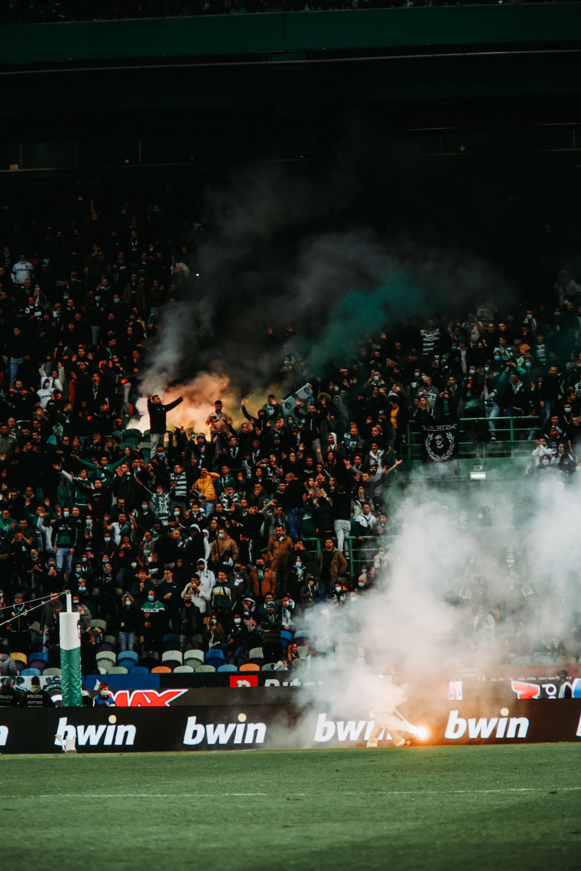 Tribuna con humo y bengalas durante un partido