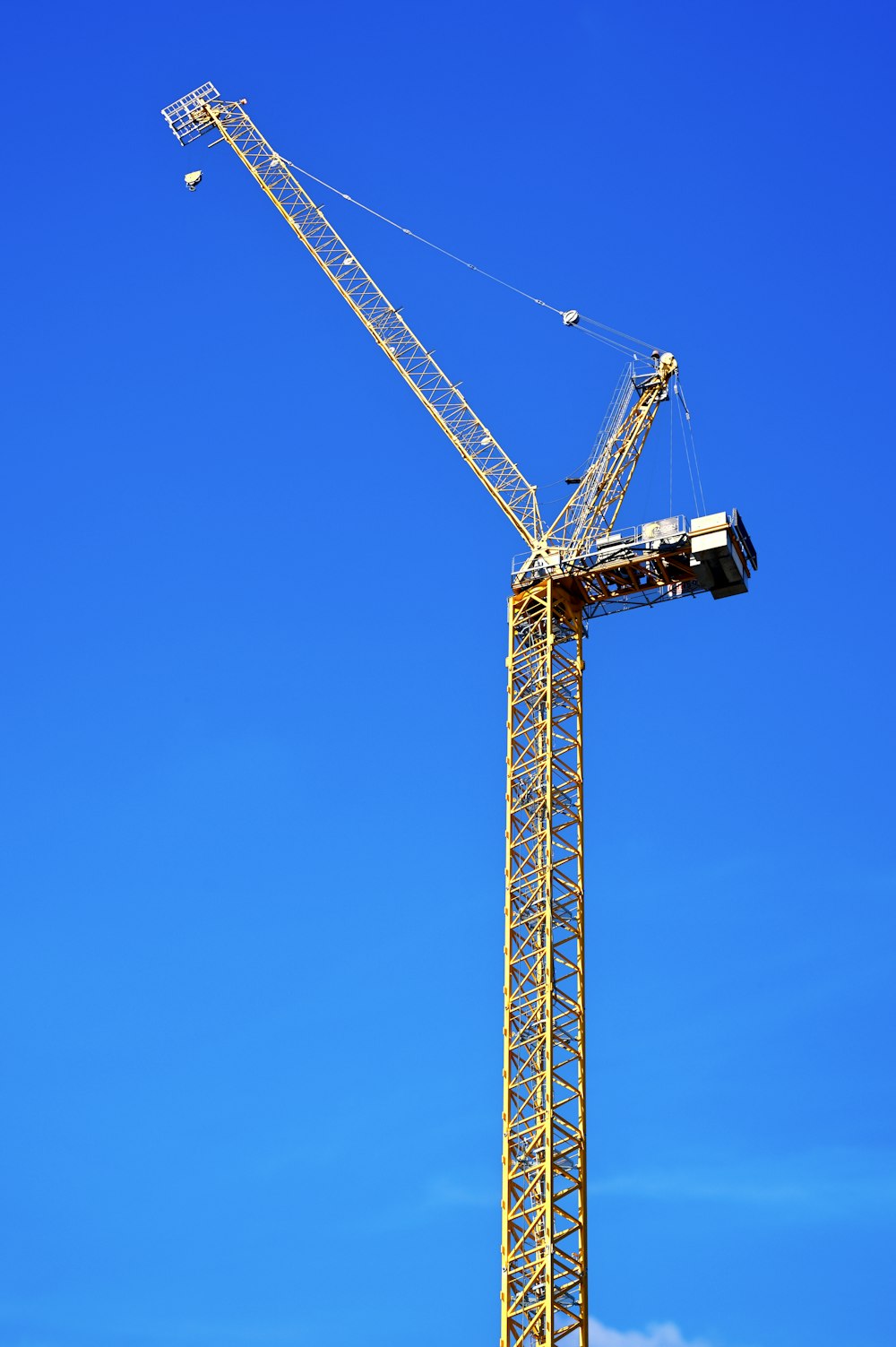 a tall crane with a blue sky