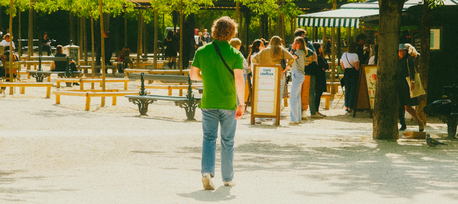 Eine Person geht durch einen grünen Park