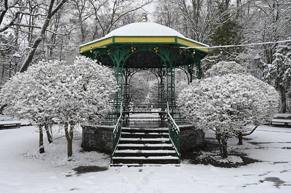 um gazebo em um parque nevado