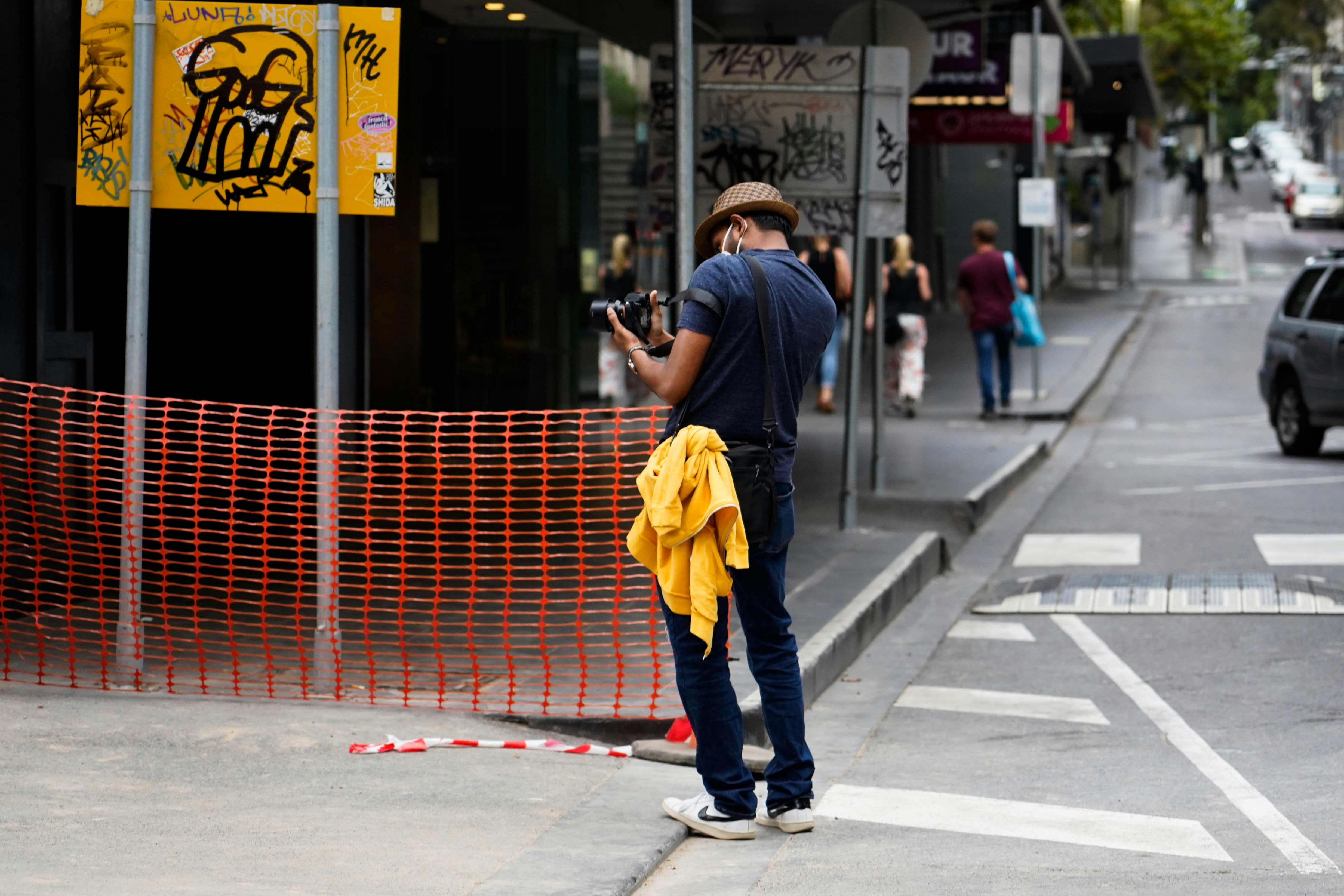 Una persona tomando una foto de una esquina de la calle