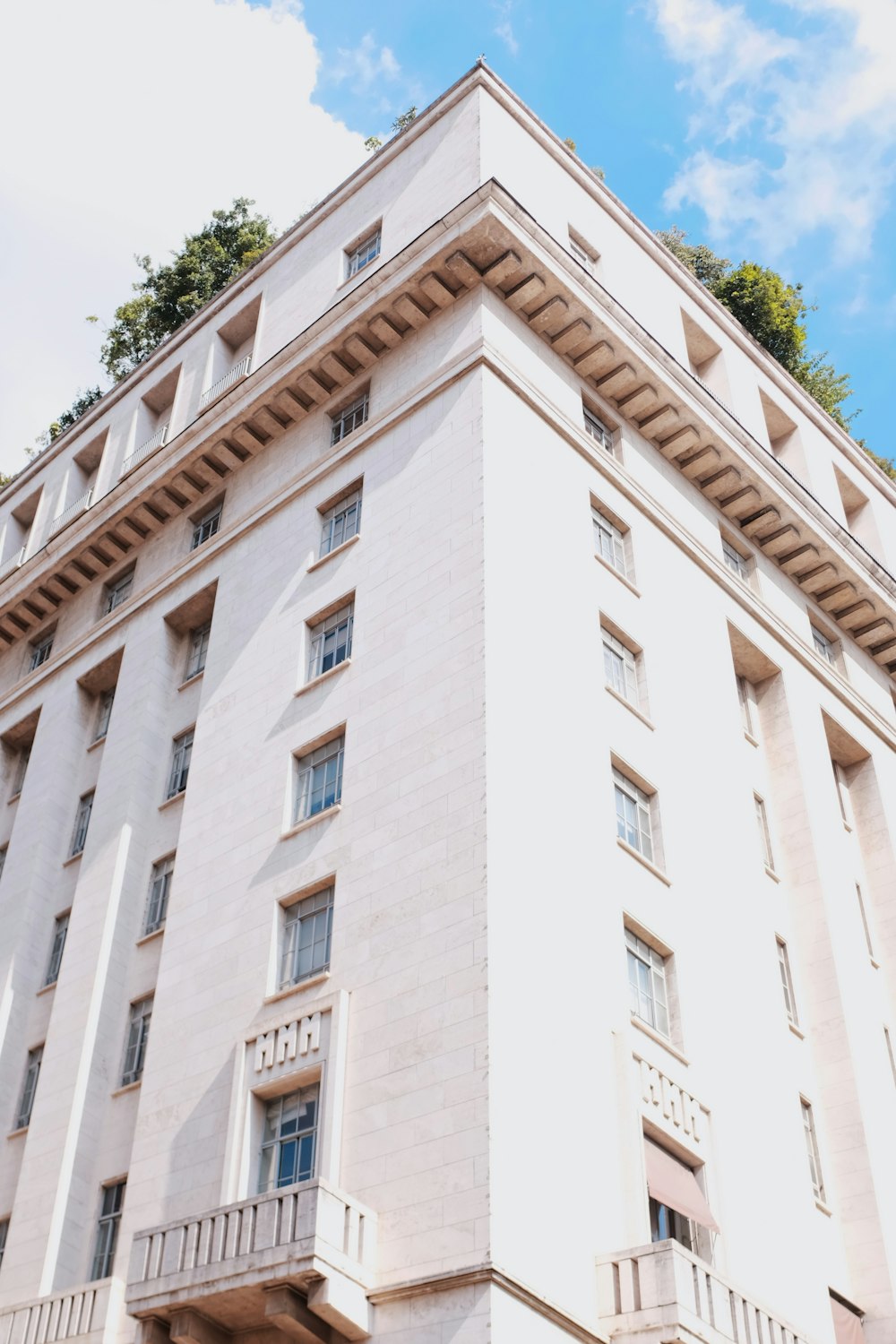 Un edificio con un albero sullo sfondo