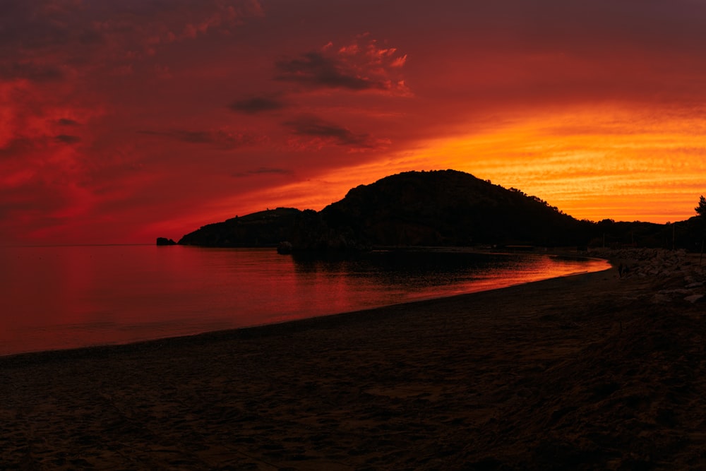 Una puesta de sol sobre una playa