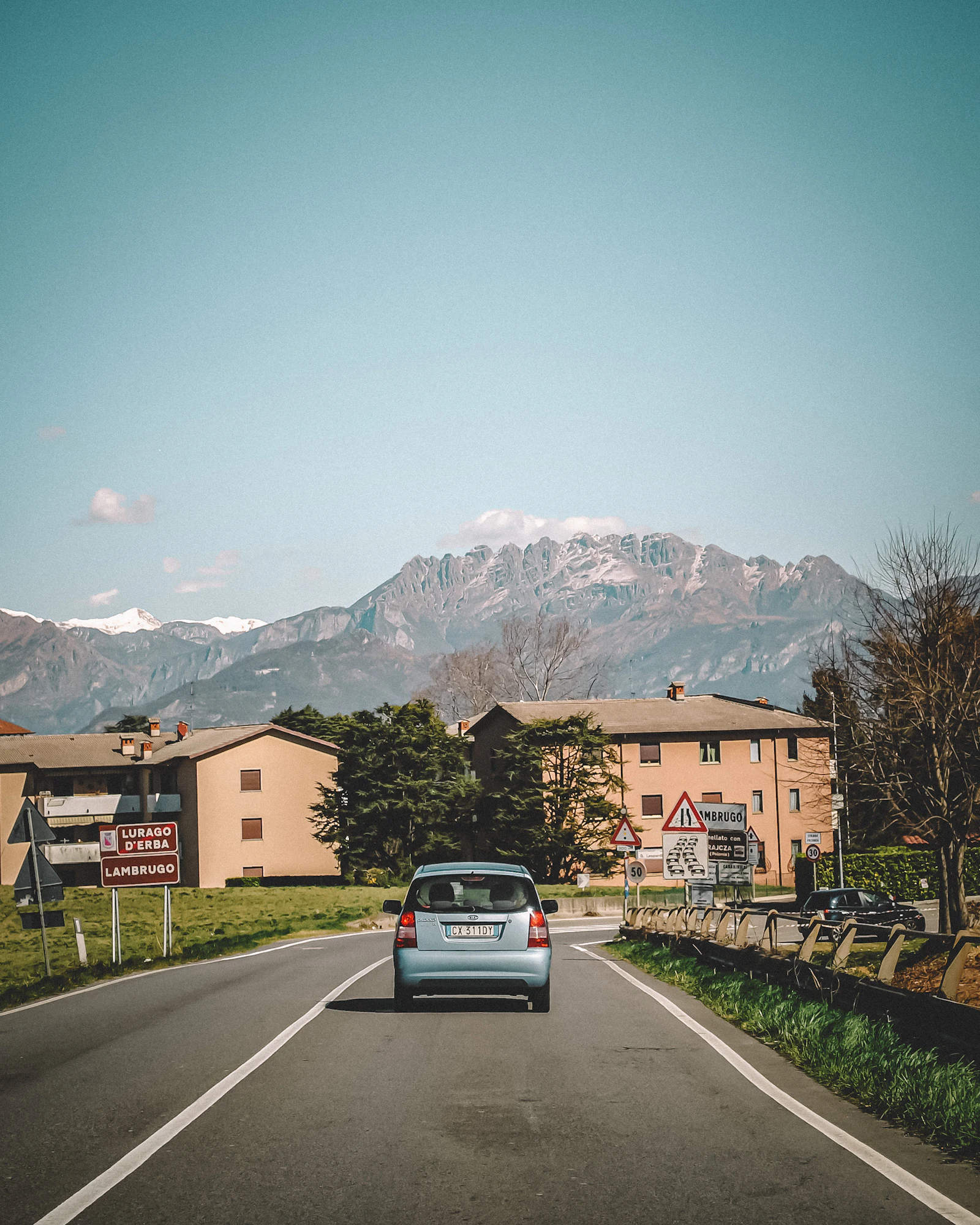 Voiture sur une route de montagne, sommet en arrière-plan — photo d'illustration, non prise à Vallorcine