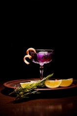 a glass of tea with lemons